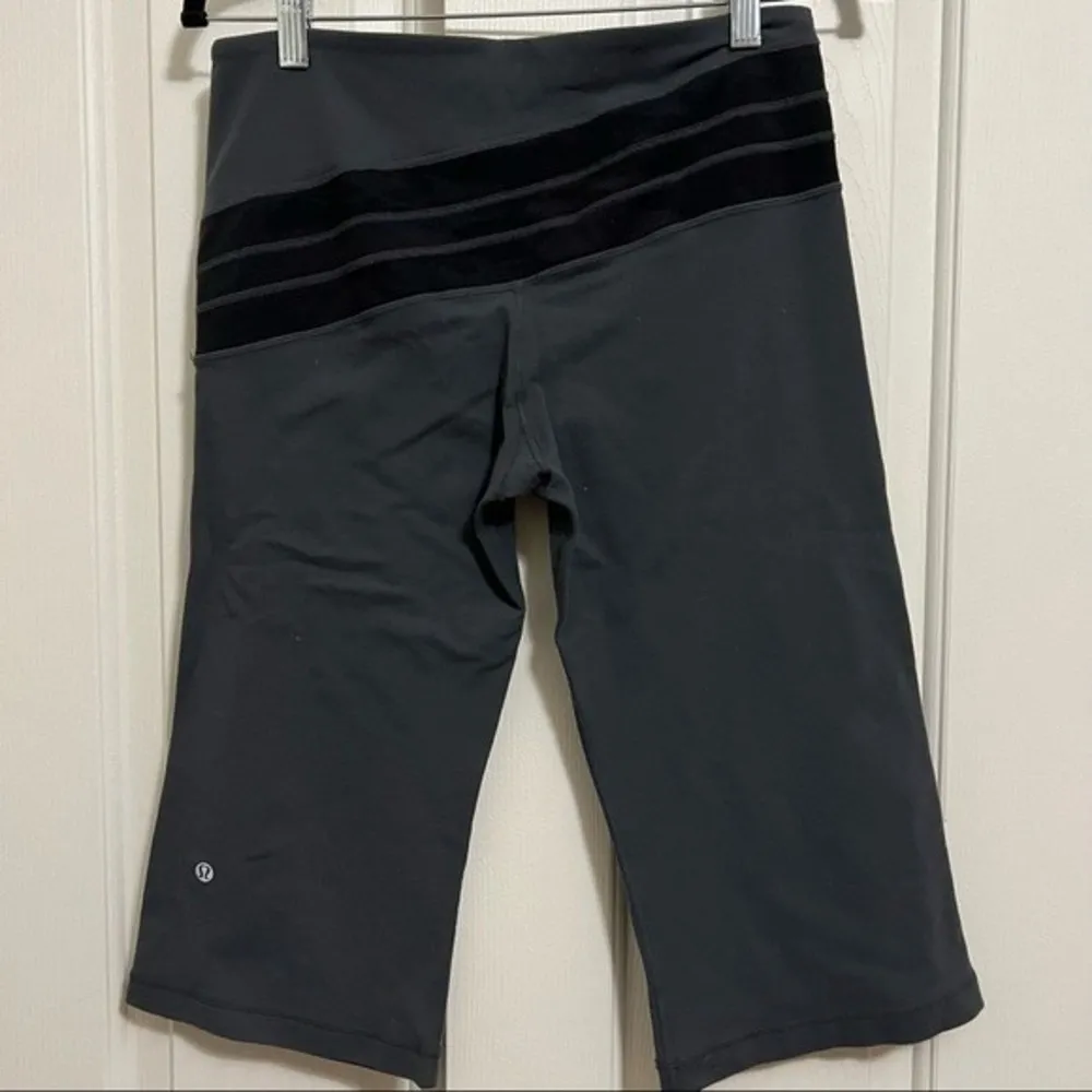 Lululemon  Women’s reversible retro rainbow crop leggings - size 8 - Image 2