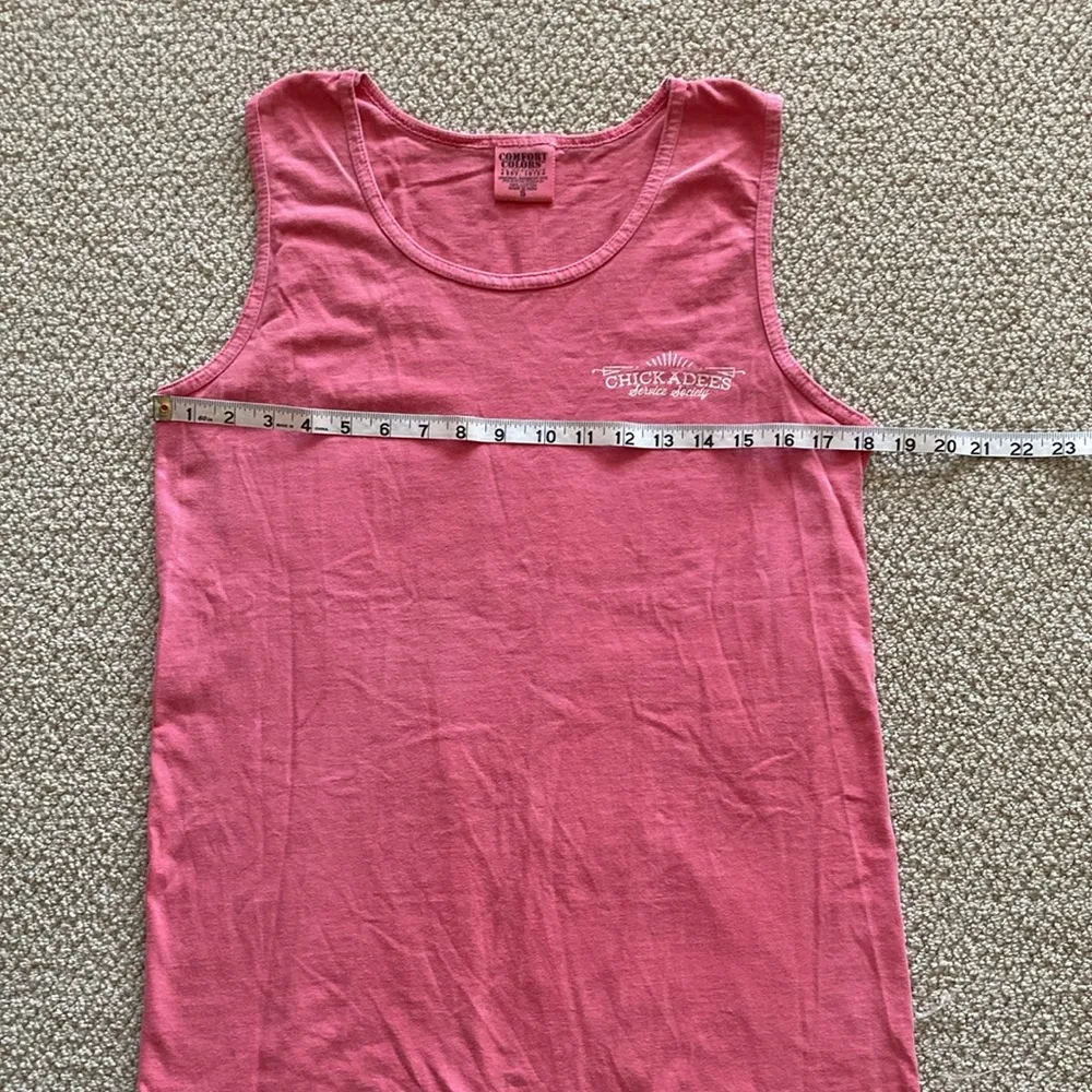 Comfort Colors Chickadees Chi Kappa Phi Pink Salmon Tank Top Size Small Like New - Image 4