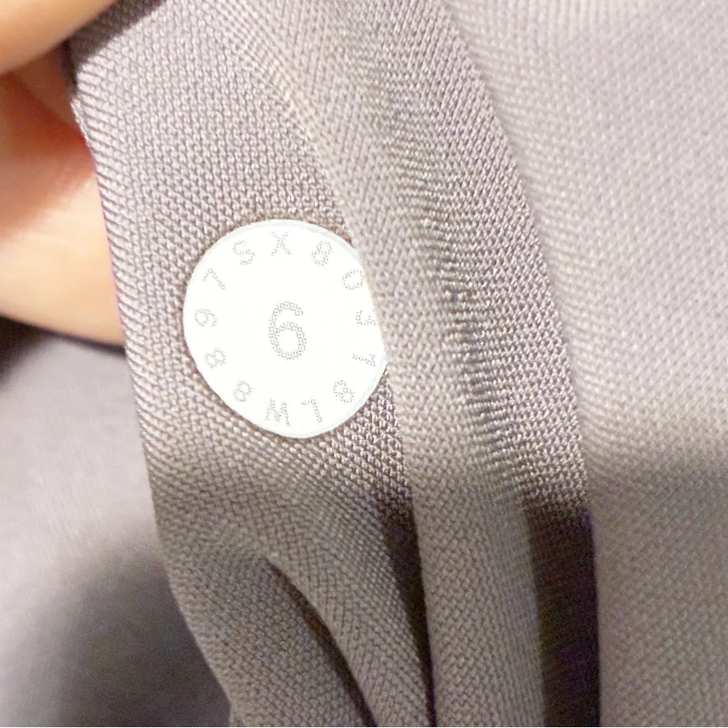 Lululemon On The Fly Skirt *21"
Magnum Grey Athletic Skirt Size 6 - Image 4