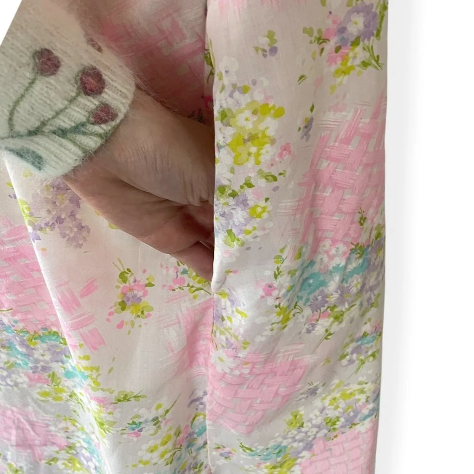 Vintage 70s Pastel Floral Housecoat Robe Lightweight Ruffle Collar Cuffs Large Size XL - Image 5