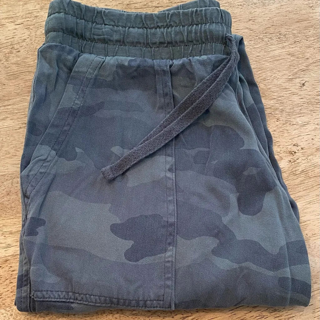 Splendid Women’s Size Small 100%‎ Rayon Camo Joggers - Image 3