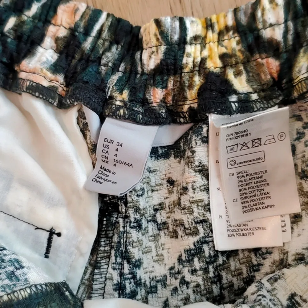 H&M High Rise Elegant Jungle Pattern Shorts - Image 4
