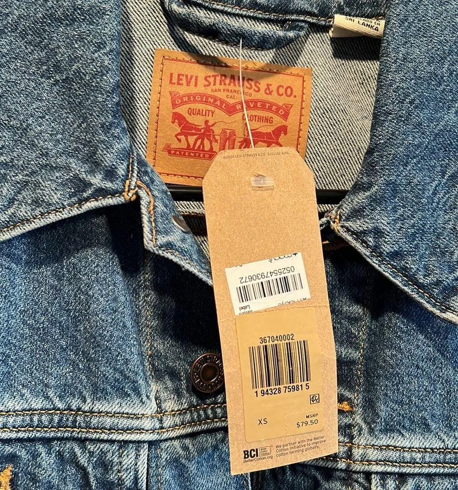NWT Levi’s denim jean jacket classic blue pockets button front XS women’s - Image 5