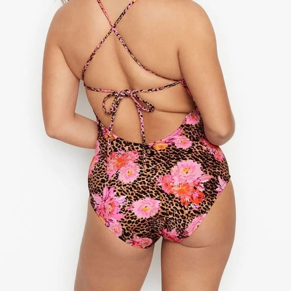 VICTORIA SECRET
Plunge One-piece & Matching Towel - Image 4