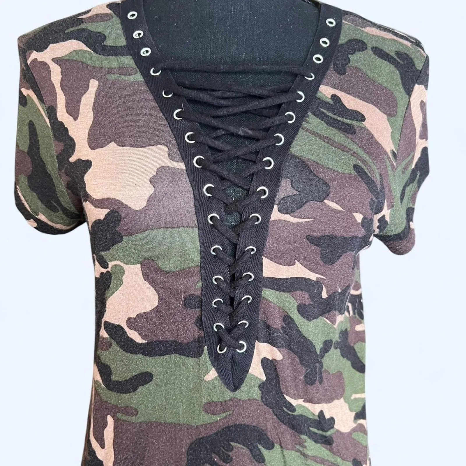 Vintage Y2K Camo print lace up top with a V neck Size Large Green - Image 2