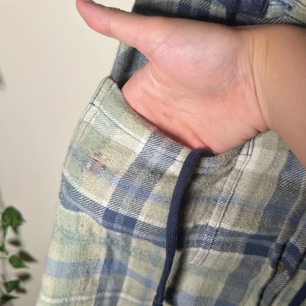 American Eagle Plaid Cropped Distressed Flannel - Image 4