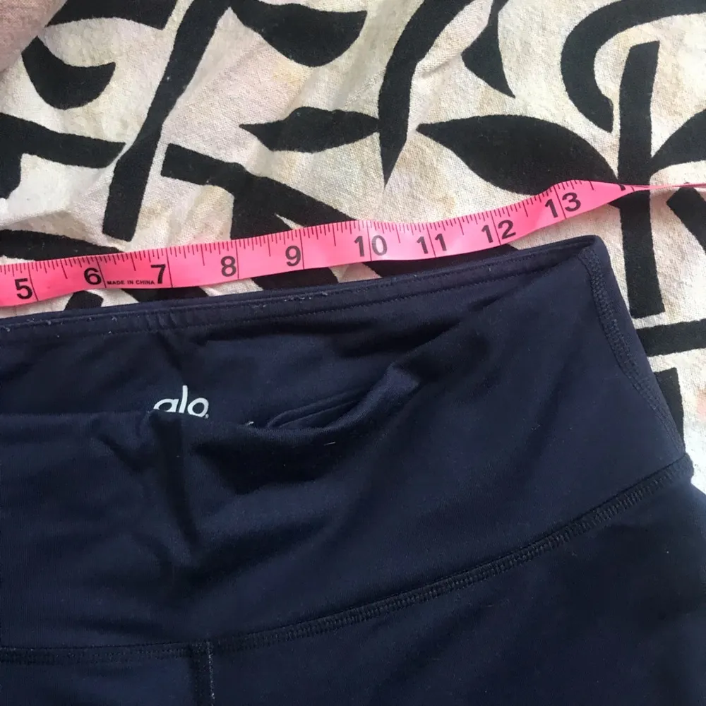 ALO YOGA feather leggings mid rise sz small inside pocket - Image 6