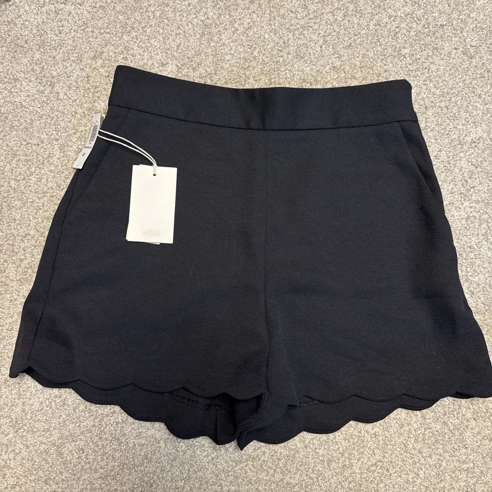 Aritzia, Wilfred Arbre shorts NWT Black High waisted Scalloped hem Size 4 - Image 4
