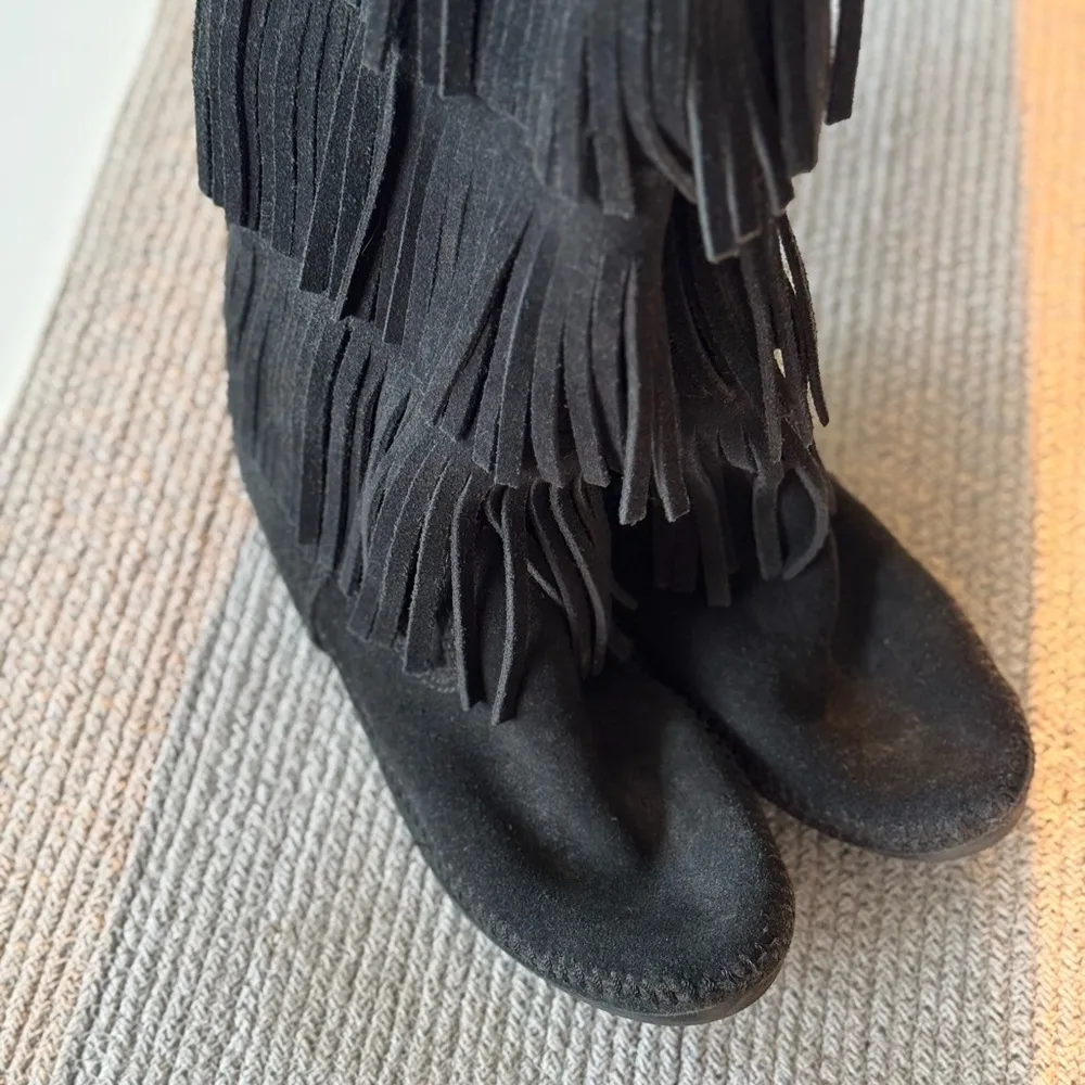 Minnetonka 3-Layer Fringe Boot Black Genuine Suede Fringe Moccasin Boots Size 9 - Image 4