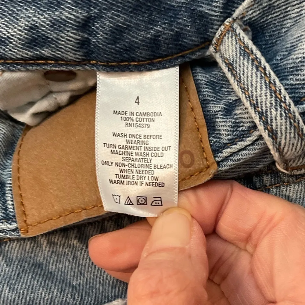 Aeropostale heavily distressed light wash 5-pocket Mom Shorts with cuffs. Size 4 - Image 5