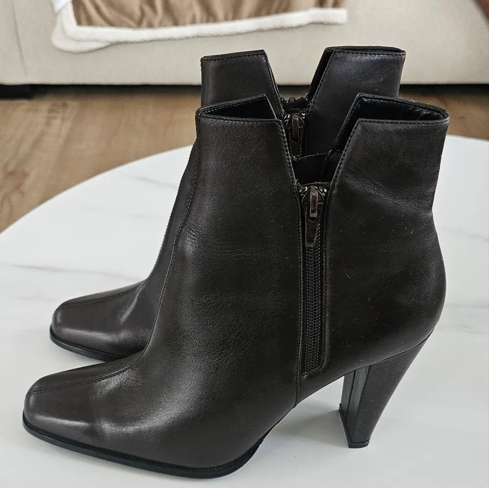 Chocolate Brown Newport News Easy Style Double Zipper Ankle Boots size 8.5 - Image 2