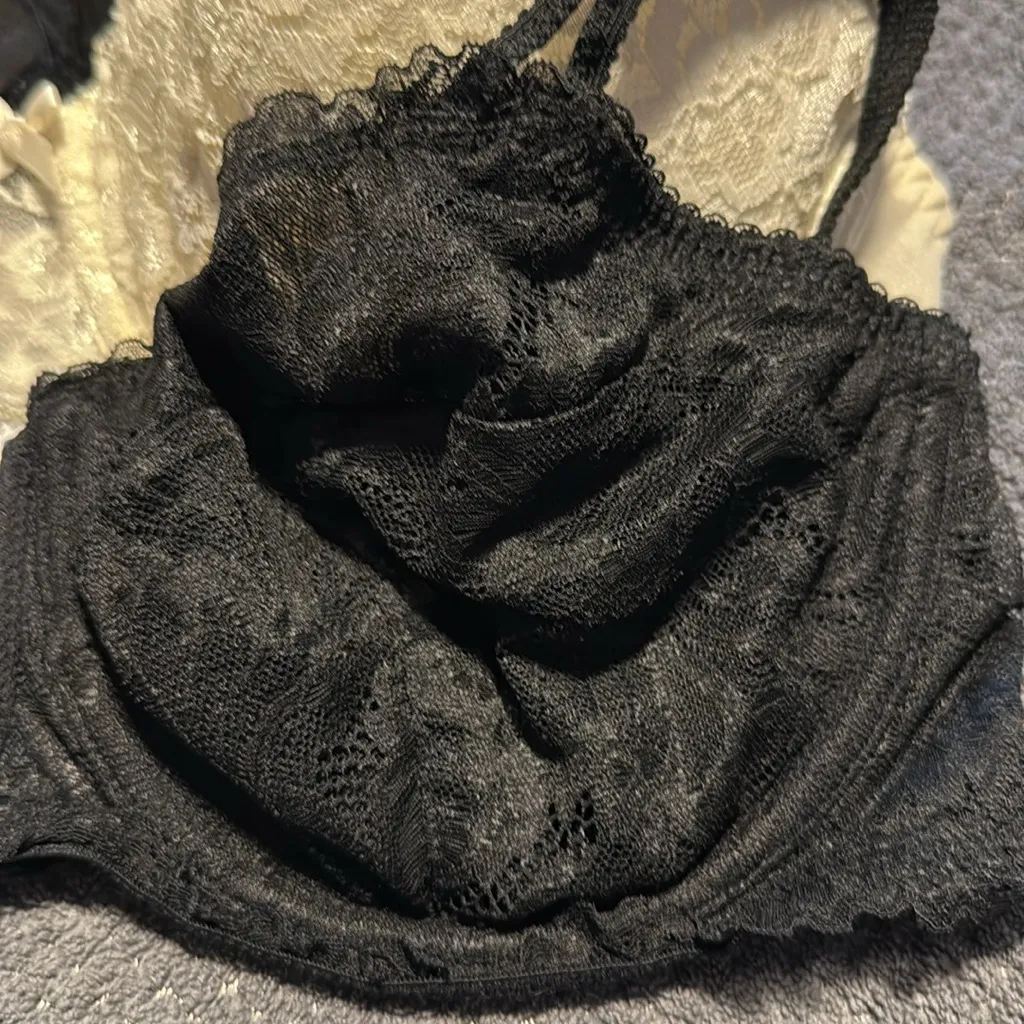 Lot 3 Women’s Bras 38C Underwire Izod Auden Vassarette Black Ivory White Size undefined - Image 3