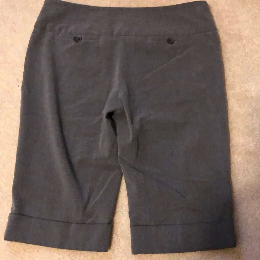 Tracy Evans Gray Bermuda Shorts Junior’s Size 5 - Image 3