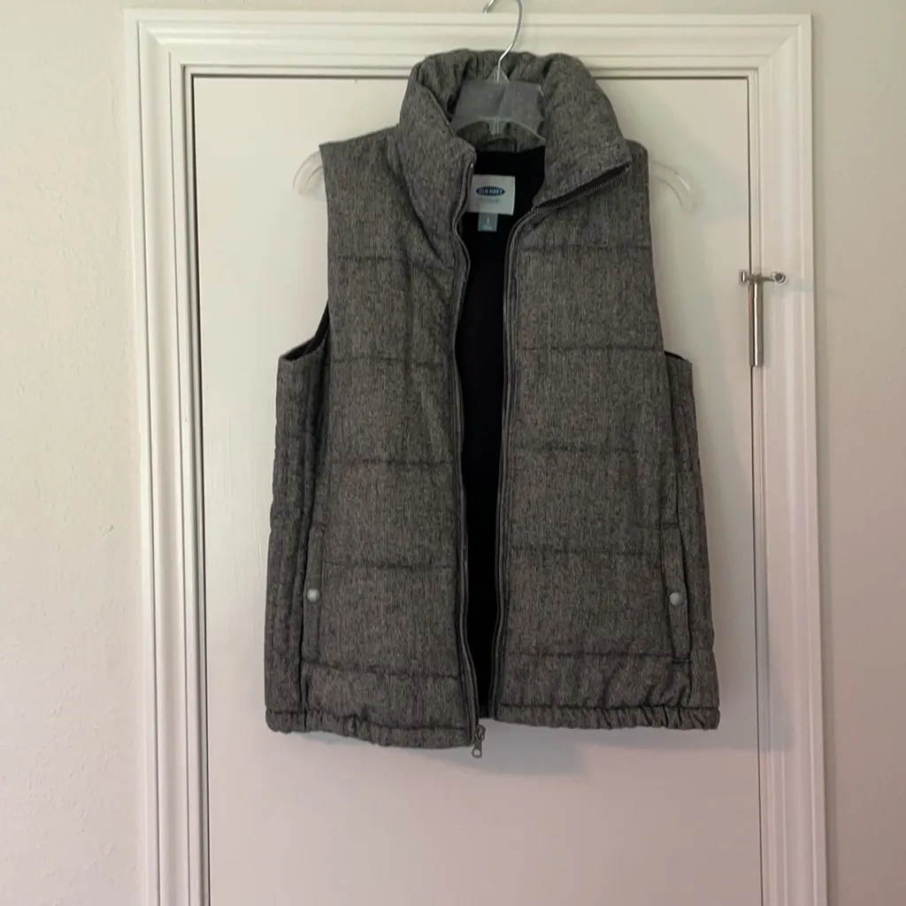 Old Navy puffer vest - size Small - Image 2