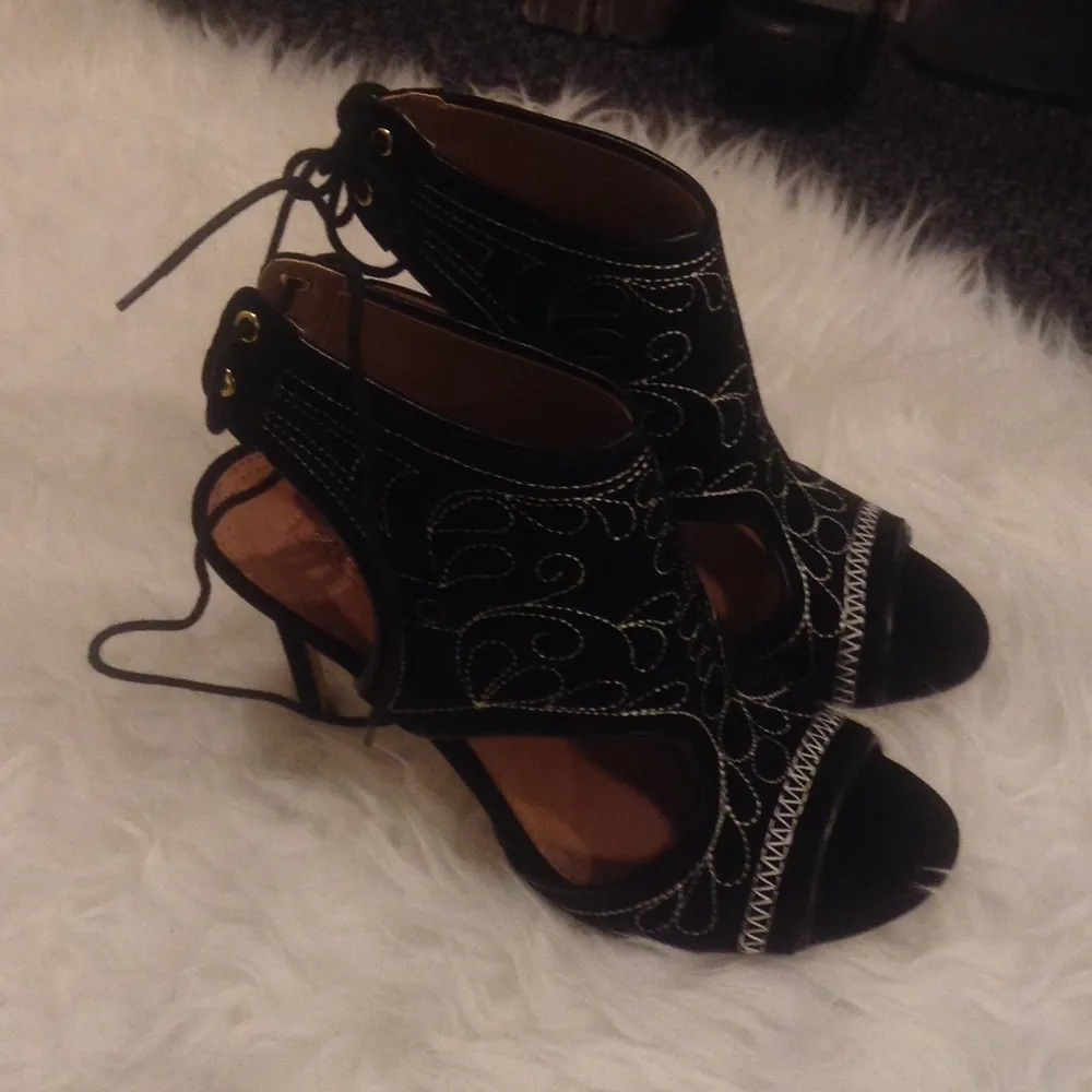 💕BCBGMAXAZRIA💕 Myah Embroidered Faux Suede Heel Sandals 9 New in Box - Image 5