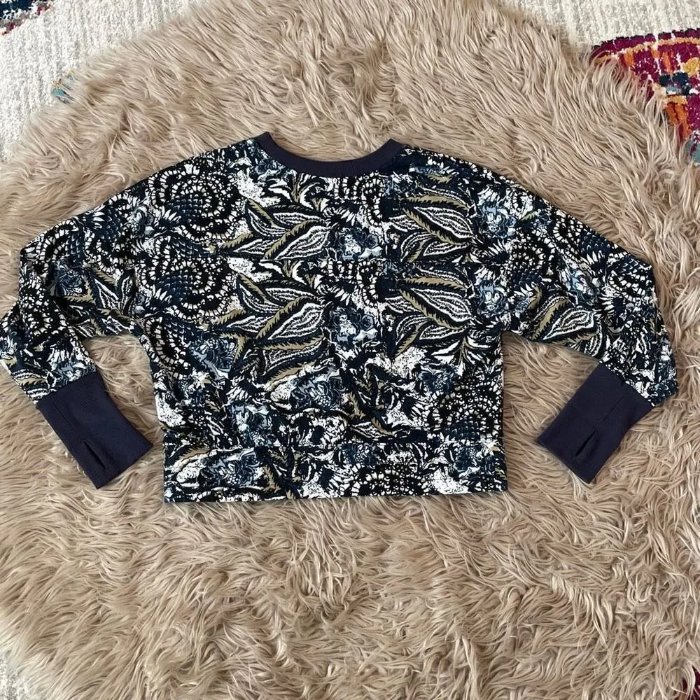 Joie cropped thumbhole sweatshirt medium - Image 5