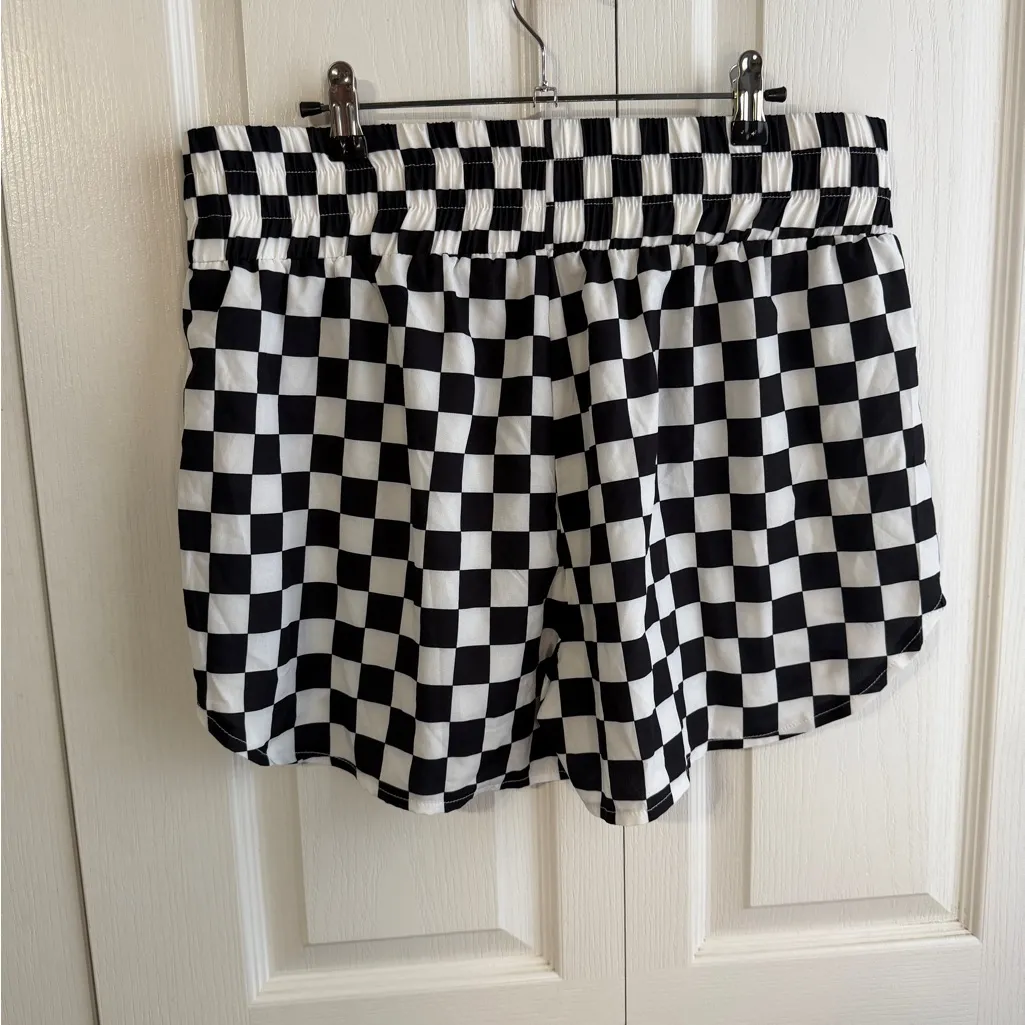Black white checkered elastic shorts size XXL - Image 3