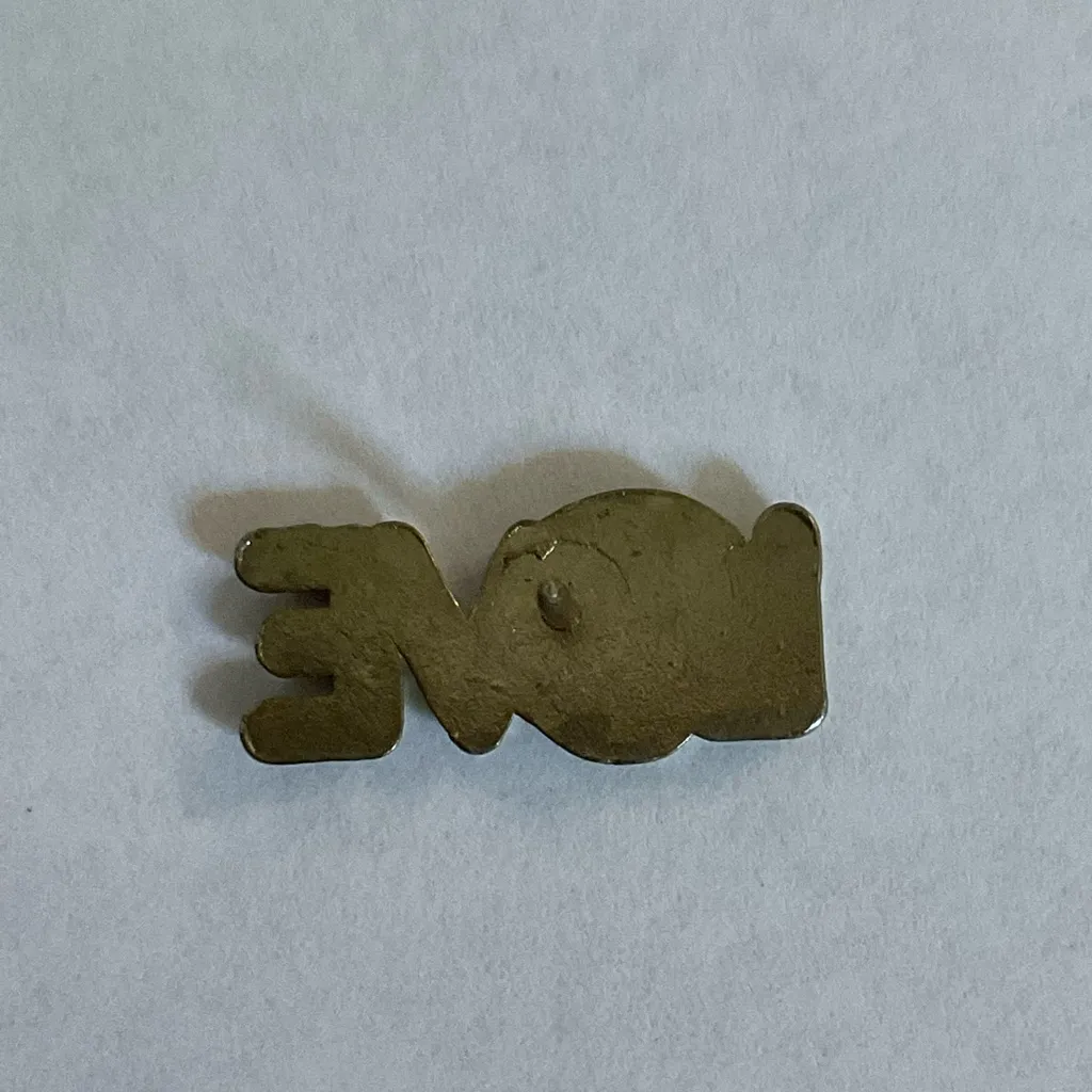 VINTAGE LOVE GOLD TONE LAPEL PIN - Image 3