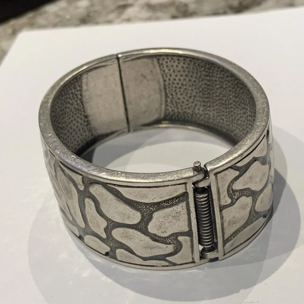 Premier Designs Silver Tone Animal Pattern Thick Chunky Costume Bangle Bracelet - Image 3