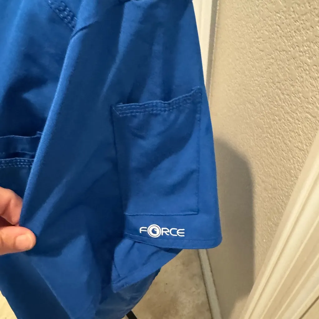 Carhartt  Royal Blue FORCE scrub top
Size medium - Image 2