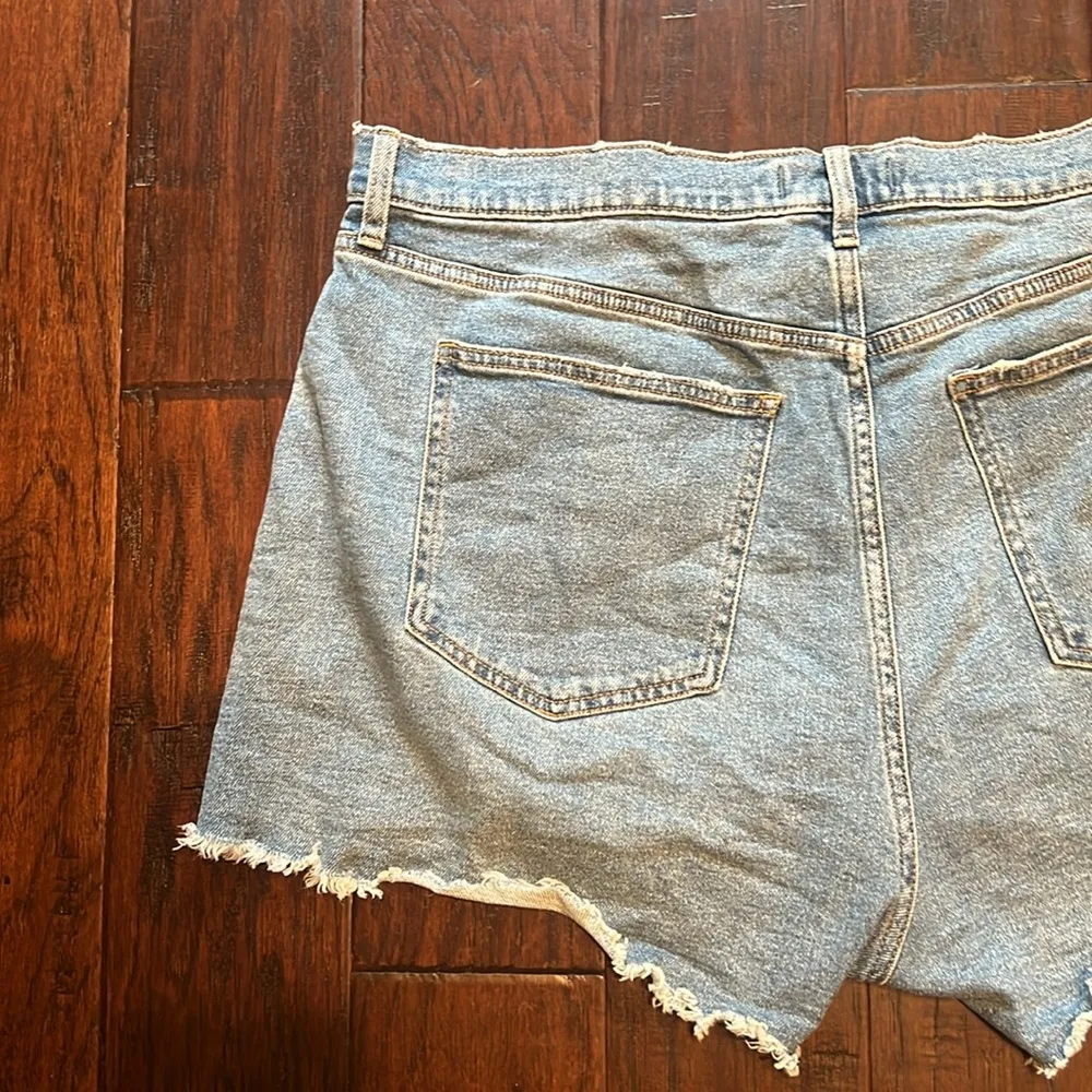Abercrombie & Fitch Curve Love Mom High Rise Cutoff Jean Shorts 34 / 18 - Image 3