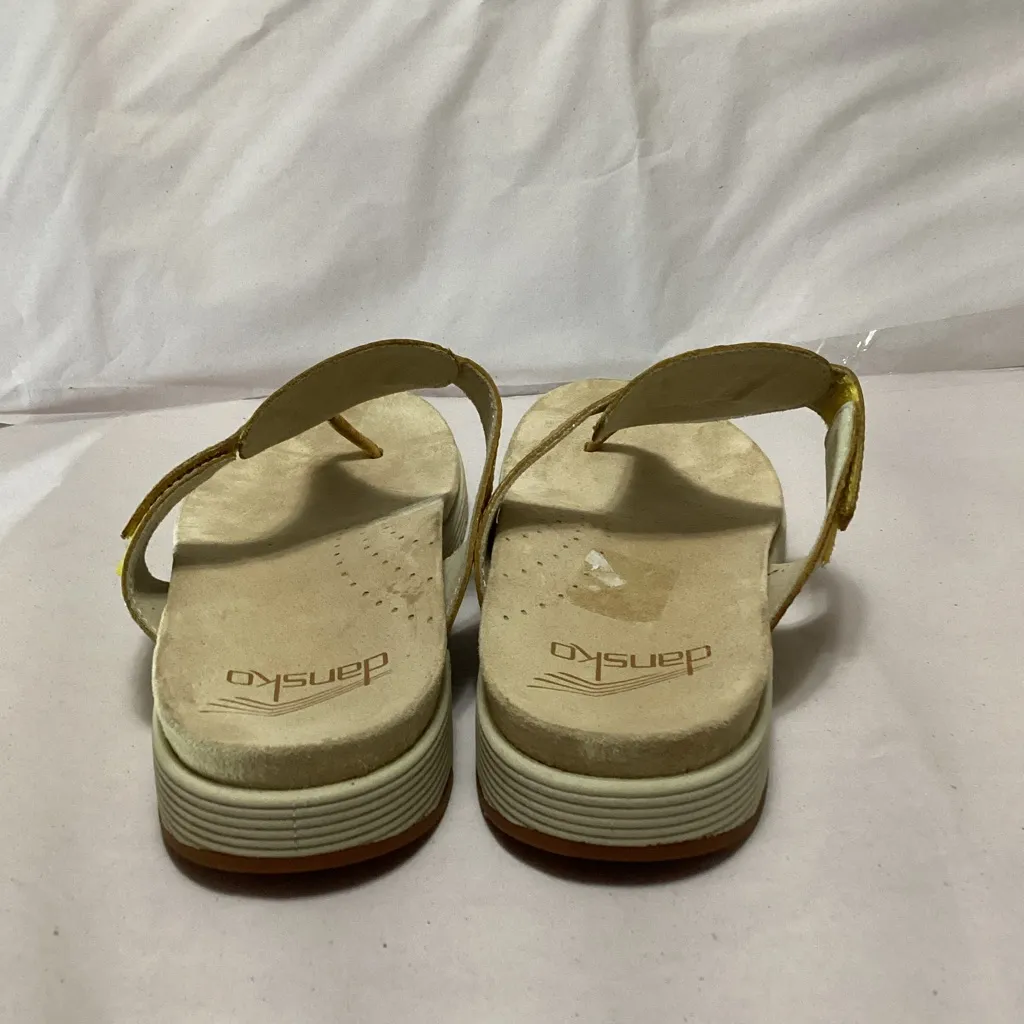 Dansko mustard thong Leather women’s Sandals size 39 - Image 7
