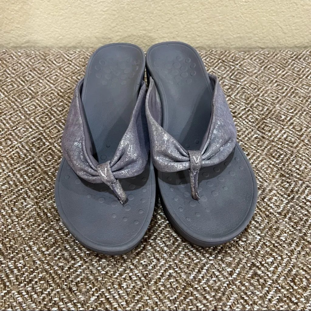 Vionic Arabella Womens Size 7 Sandals Purple Leather Thong Platform Wedge - Image 5