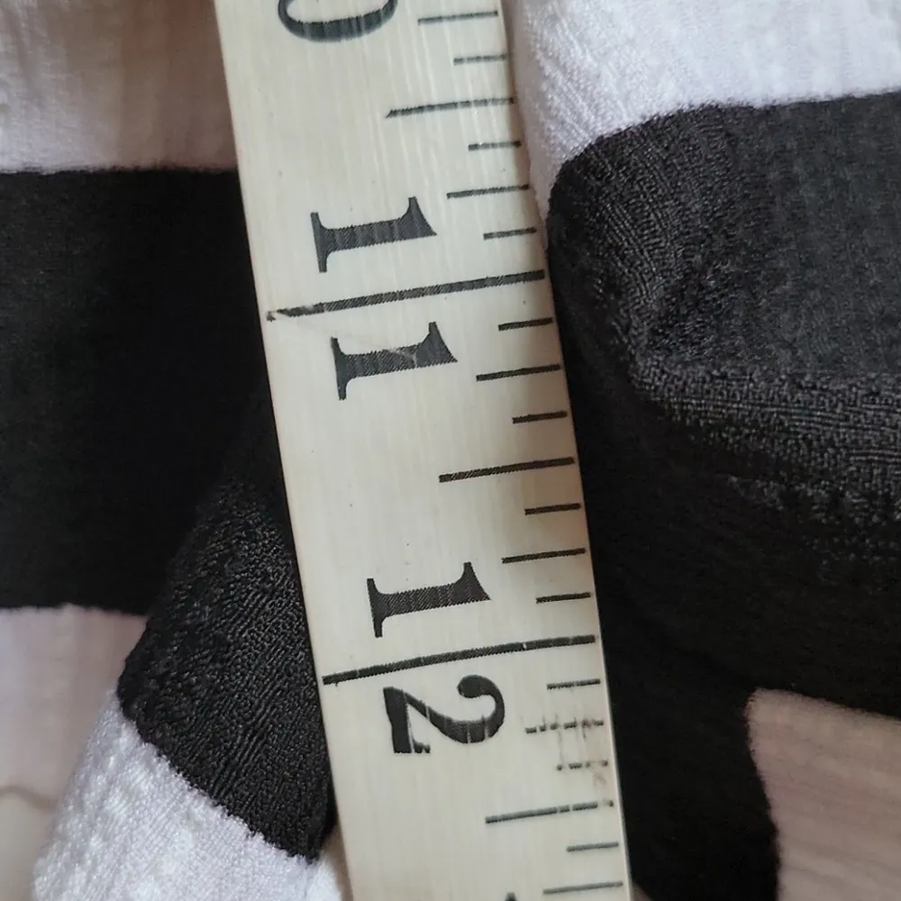 DO + BE textured stripe shorts size large - Image 6