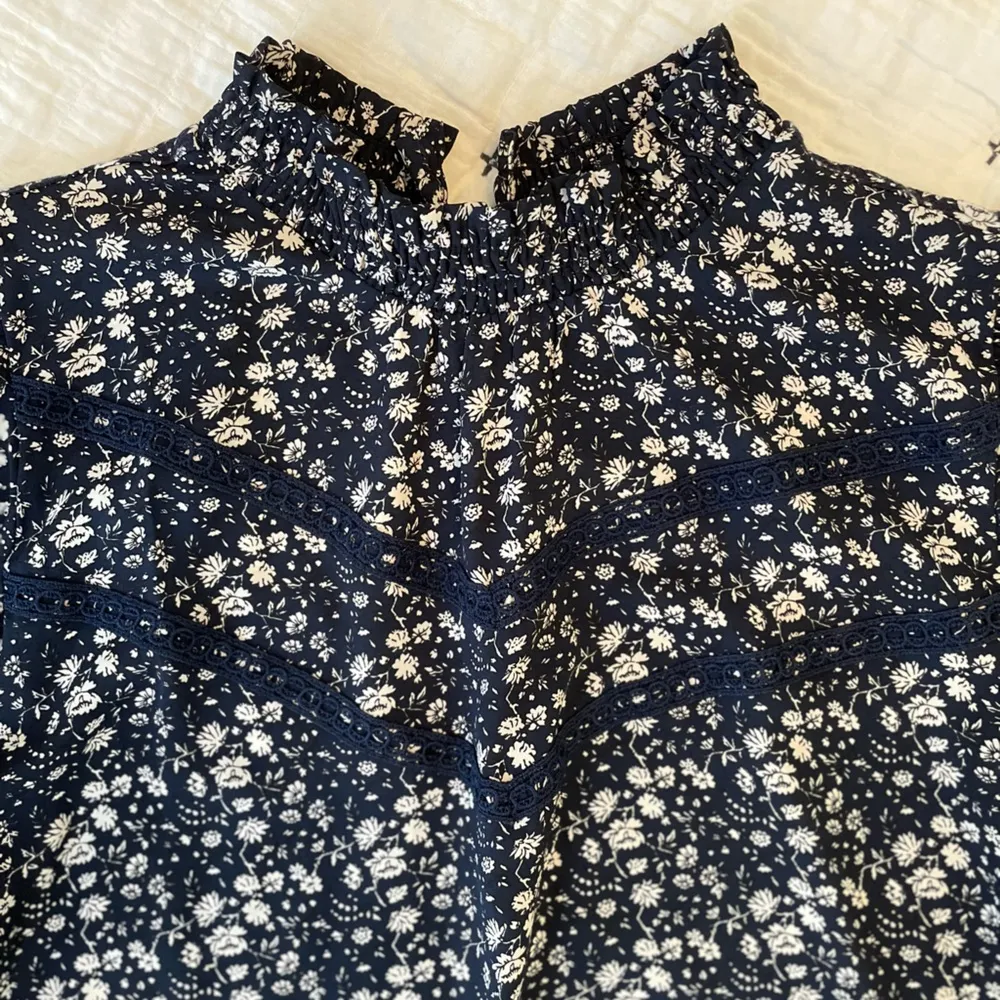 LOFT Vine Lace Trim Mock Neck Smocked Ditsy Floral Top Size L - Image 7