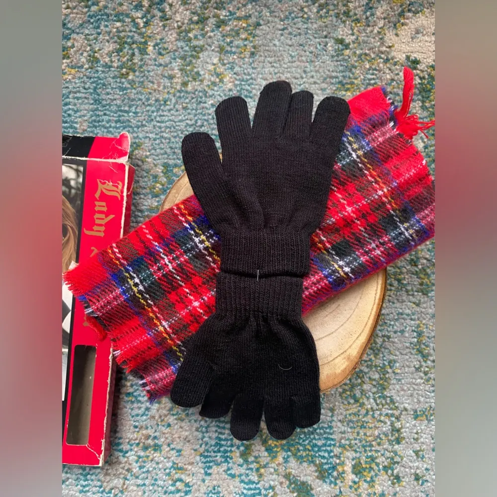 Vintage 80/90s Lady Ashton dead stock red plaid scarf and gloves set - Image 2