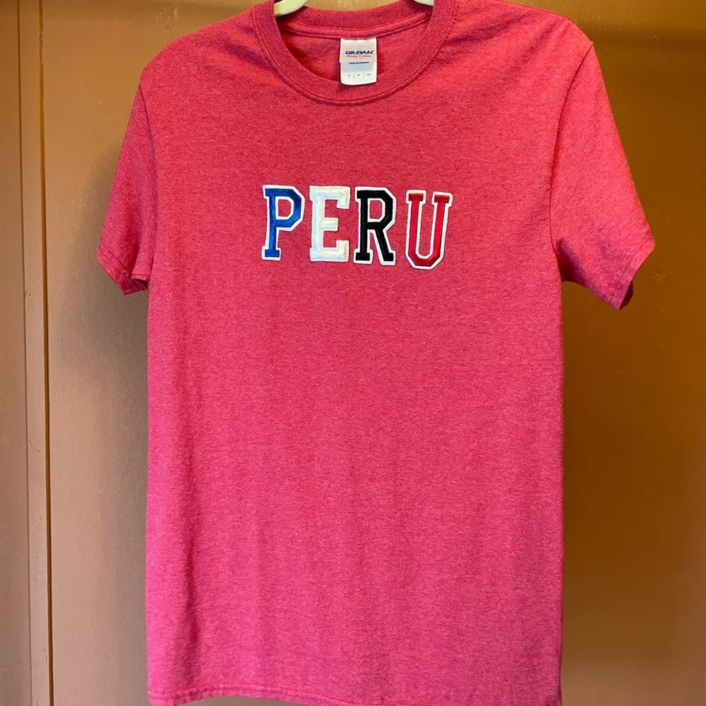 Size small graphic T-shirt. PERU heather red. - Image 3