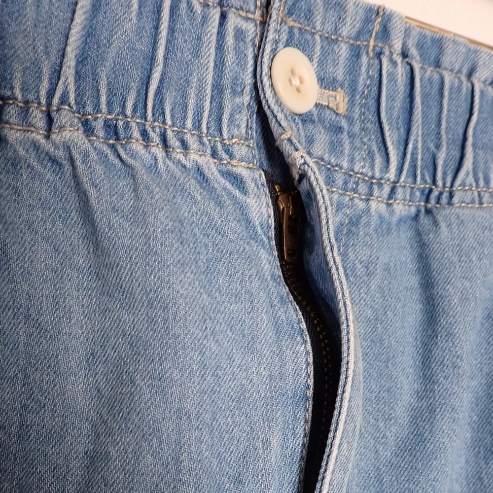 Madewell Denim Pul-On Paperbag Shorts in Bunten Wash size 26 - Image 3