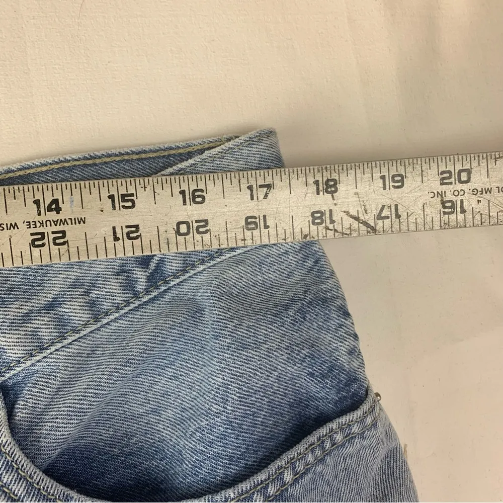 Levi's 94 baggy women's size 33 cut off denim shorts light wash jeans - Image 4