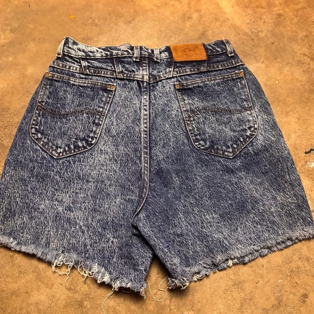 Vintage 90’s Lee  high waisted acid wash mom cut off jean shorts sz junior 14 - Image 5