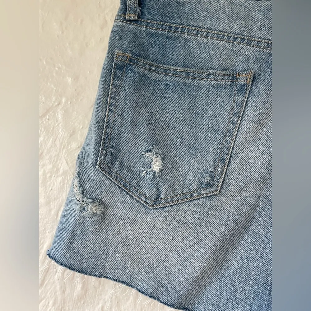 Hidden Kenzie Mid Rise Light Wash Distressed High/Low Denim Shorts, size M Blue Size M - Image 6