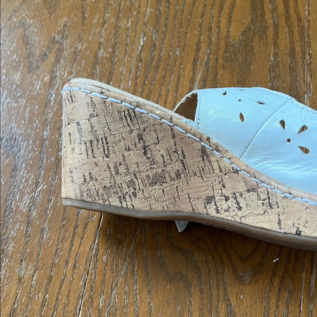 b.o.c. White and Tan Sandals with Floral Design Size 8 - Image 5