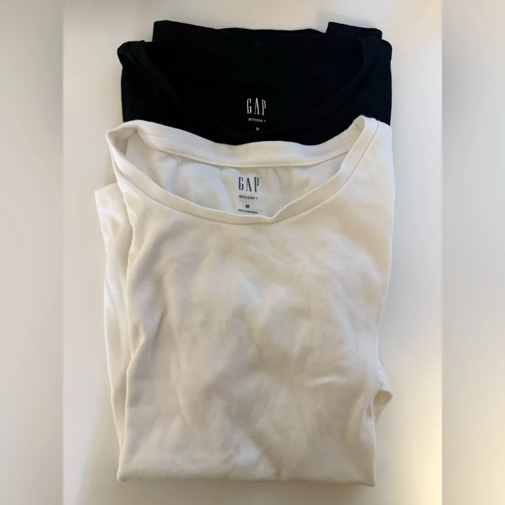 Gap Modern Crewneck T-Shirt Bundle One White One Black Medium EUC ￼ - Image 3