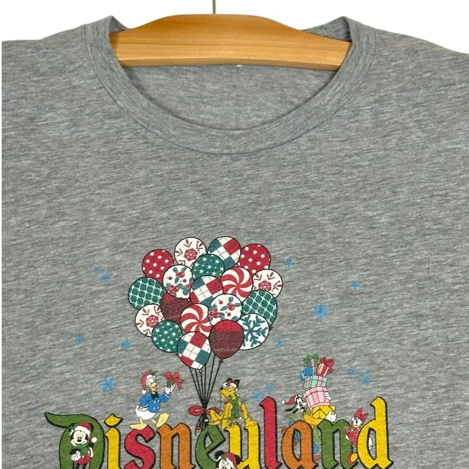 Vintage Disneyland Merry Christmas Crew neck T shirt Gray Balloons Mickey Small - Image 4