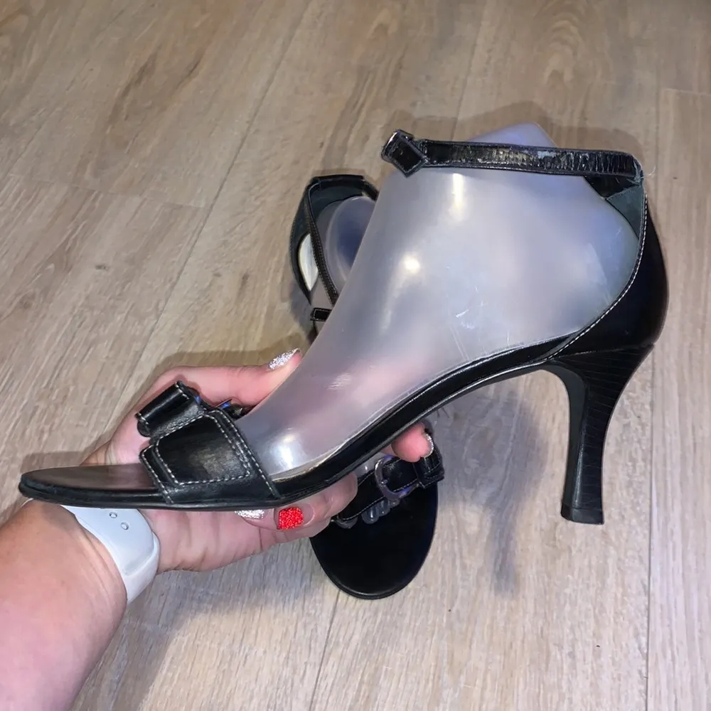 Gianni Bini  Tribute black leather buckle heels - Image 5