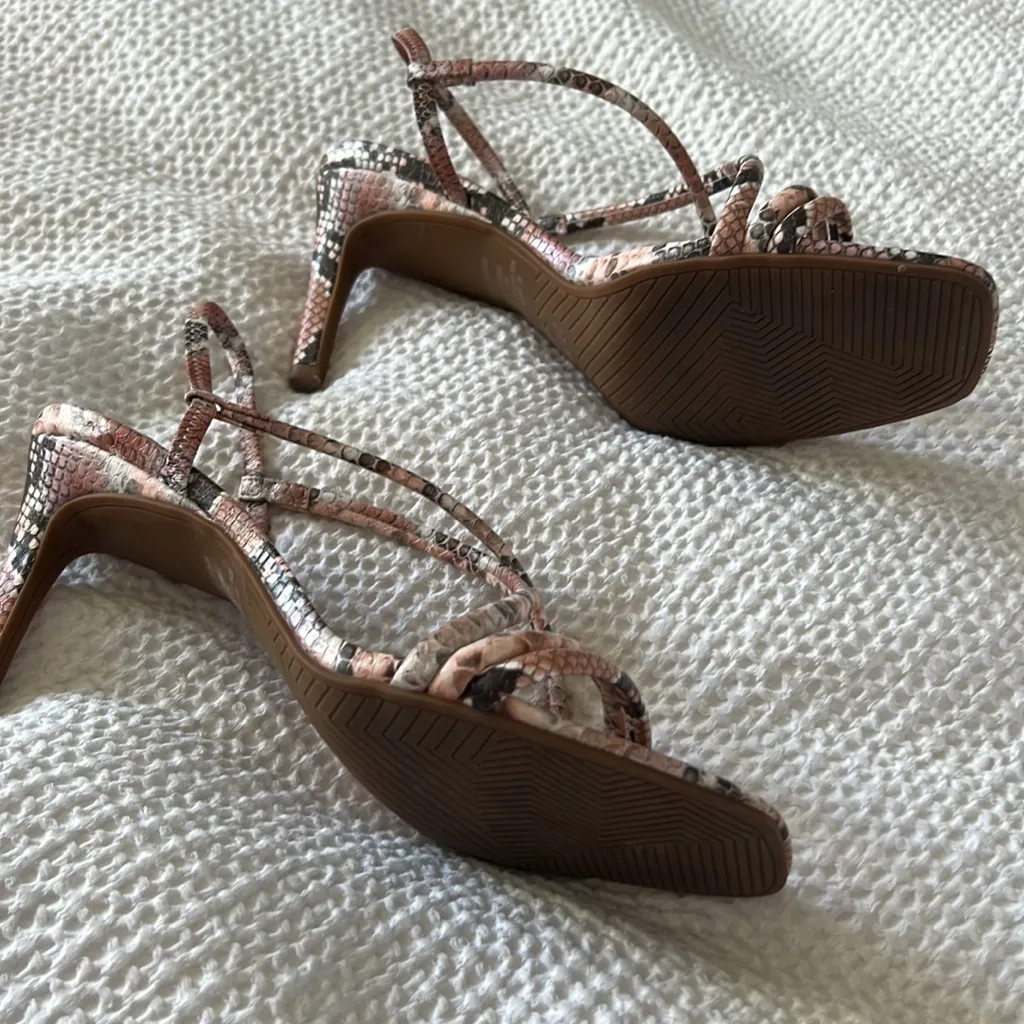 CUTE STRAPPY SNAKE SKIN HEELS Size 9 - Image 3