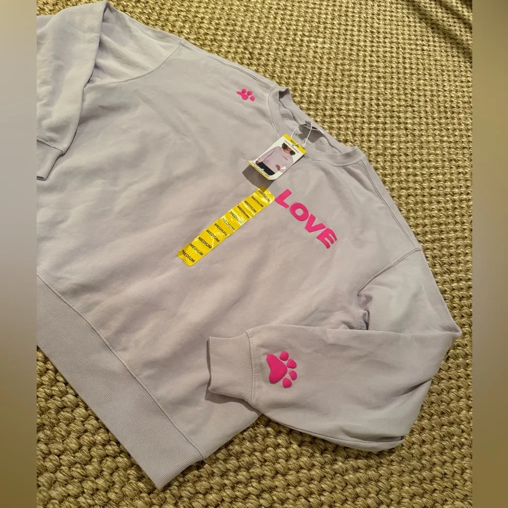 Wildfox NWT graphic crewneck purple pink dogs love me women’s size medium - Image 3