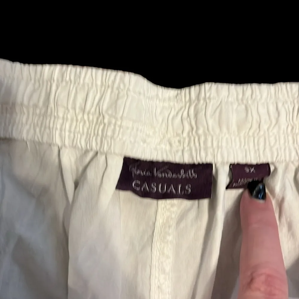 White Gloria Vanderbilt button detail capri pants with pockets. Like New!! - Image 3