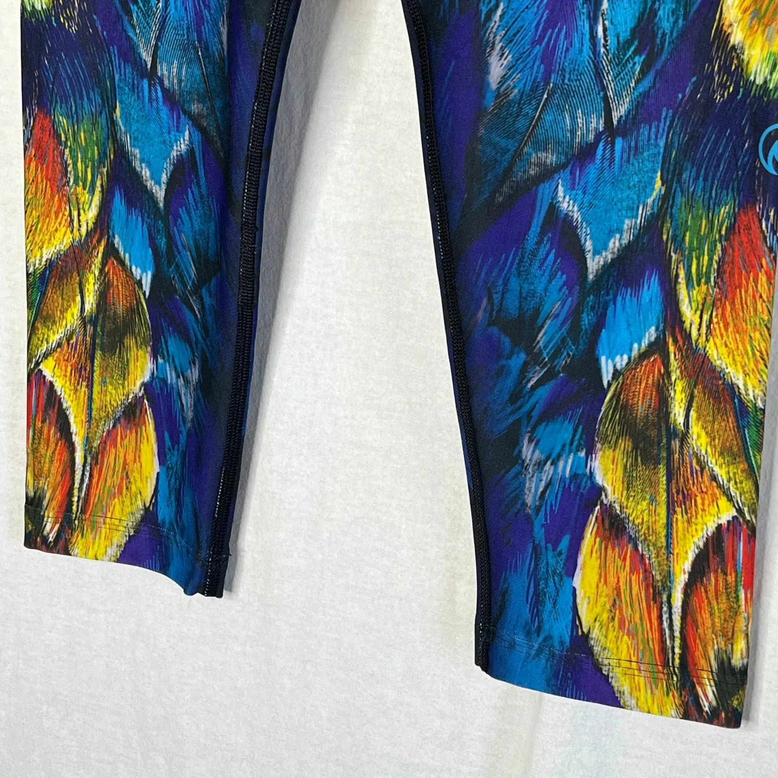 InkNBurn Feather Crop Leggings Size 0 Blue Red Yellow Capri Workout Gym Yoga‎ - Image 4