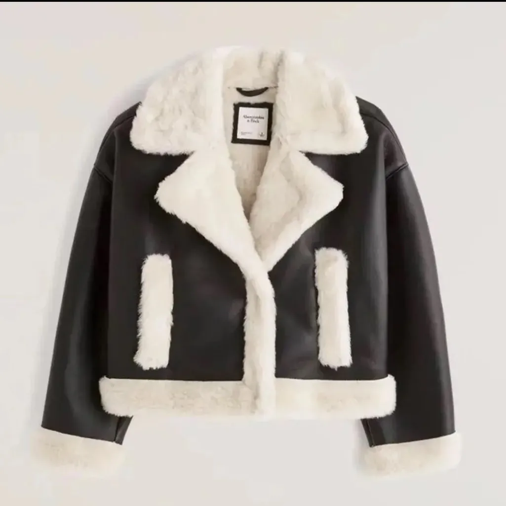Abercrombie & Fitch Cropped Vegan Leather Sherpa Jacket size M oversized fit - Image 2