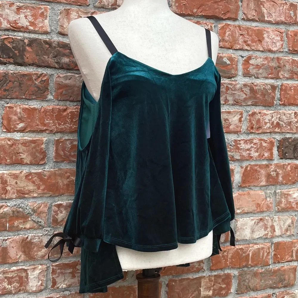 NWT Romeo & Juliet Couture dark green cold shoulder top / S/M - Image 5