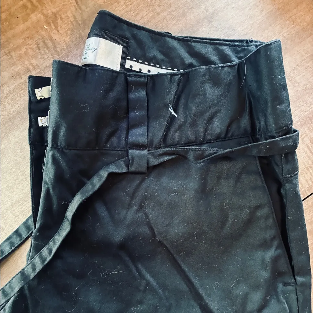 Woman’s Old Navy Black Bermuda Shorts With Tie Belt 2 clips and Zipper Closure - Image 6