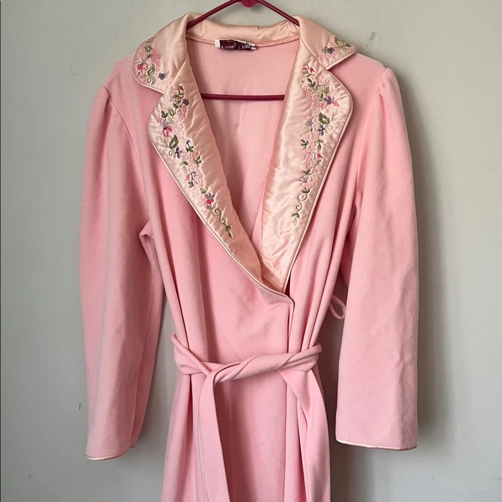 Vintage 70s Vanity Fair Women’s Coquette Girl Embroidered Pink Robe Sz Med 🔴 - Image 2