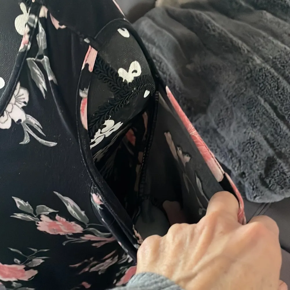 RUE21 Black with Flower Design Open Shoulder Top Size XL - Image 3