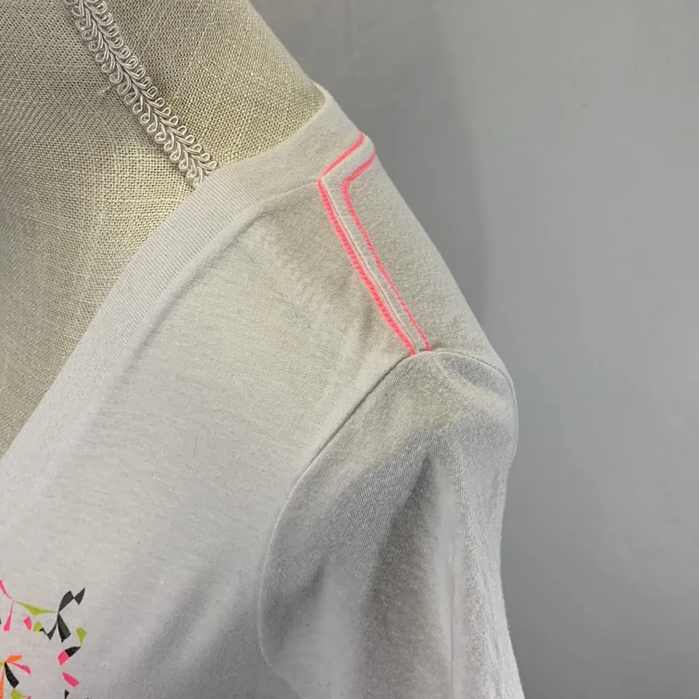 Fox V-neck Geometric Print White Tee Size XS - Image 6