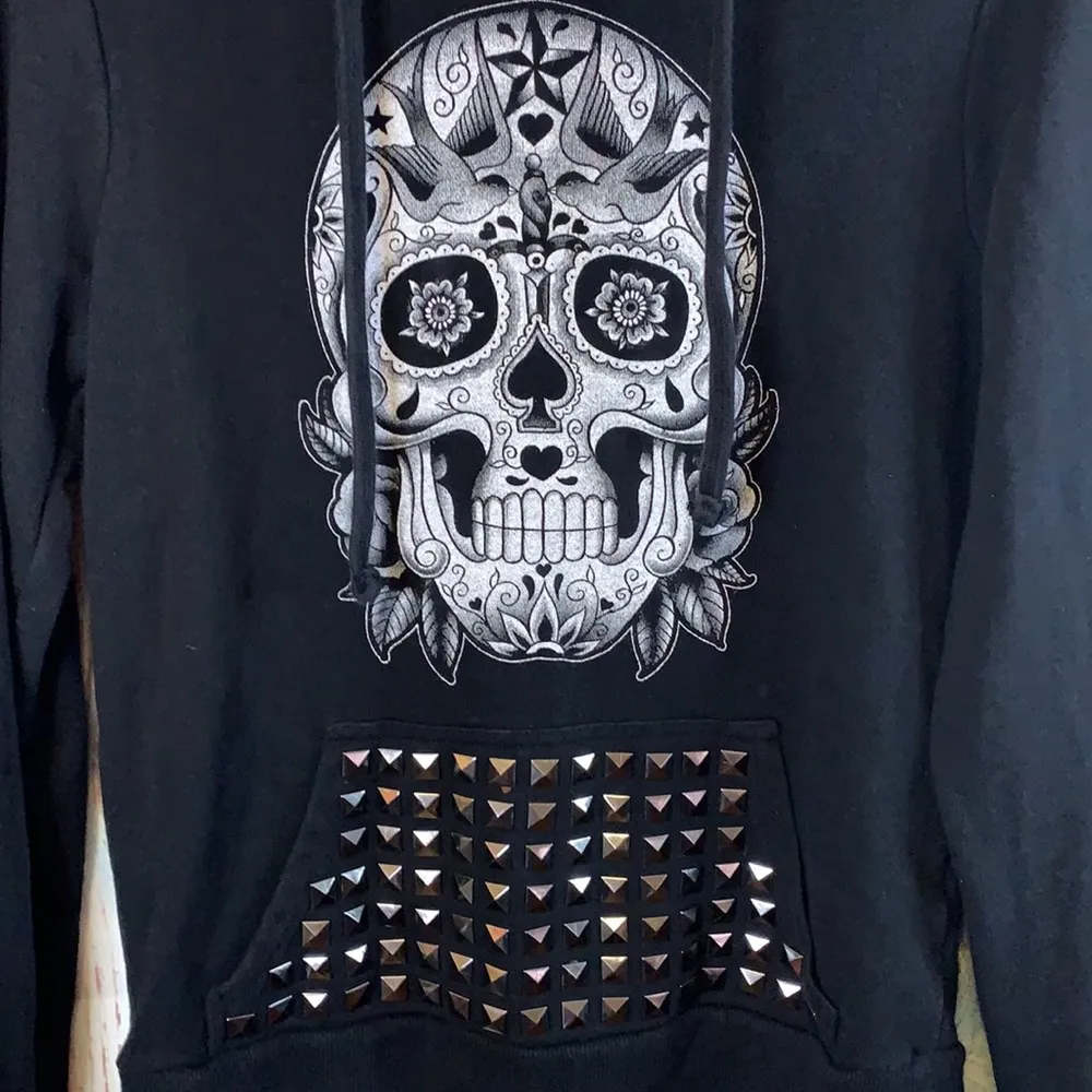 🚫SOLD🚫Iron Fist Skull Graphic & Studs Black Hoodie Sz M - Image 2